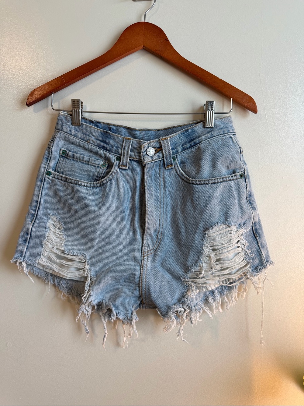 Vintage Levi’s High-Rise Distressed Denim Shorts - Light Blue 26